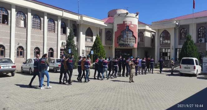Çalıştıkları iş yerinden kablo çalan hırsızlar yakalandı