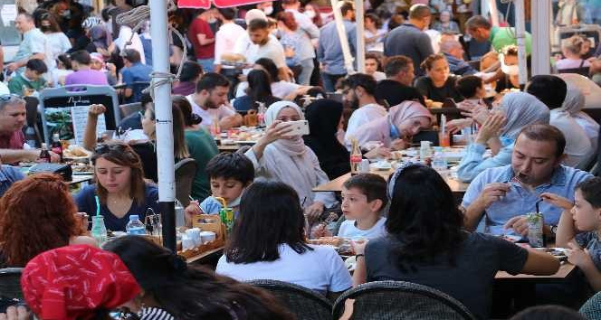 Edirne’ye aileleriyle birlikte gelen öğrenciler yoğunluk oluşturdu