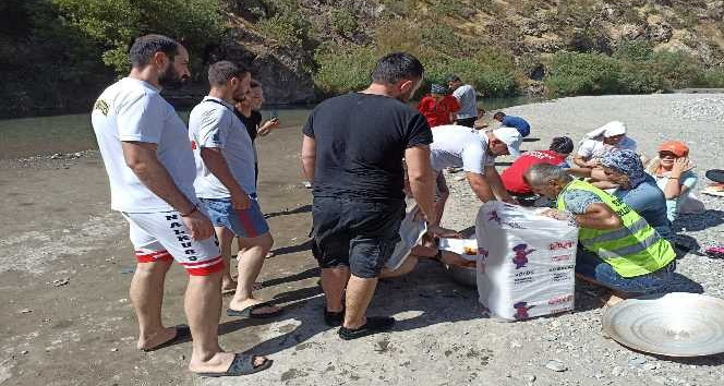 Gençler Şenoba’da rafting öğreniyor