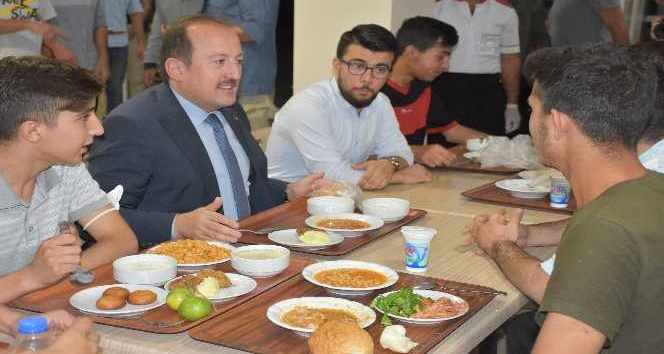 Şırnak Valisi Pehlivan, yurtta kalan öğrencilerin sorun ve taleplerini dinledi