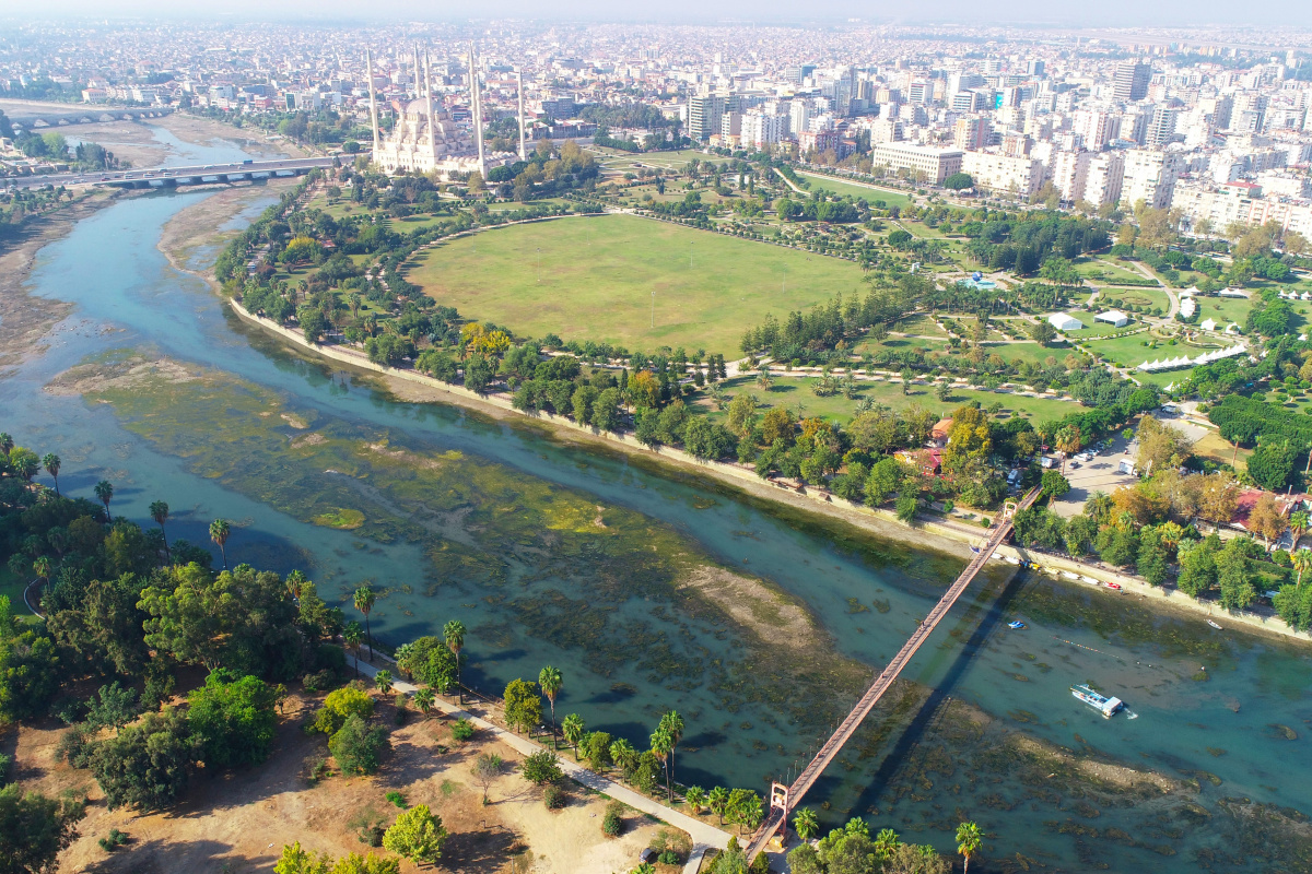 Seyhan Nehri&#039;ni istila eden yosunlar temizleniyor