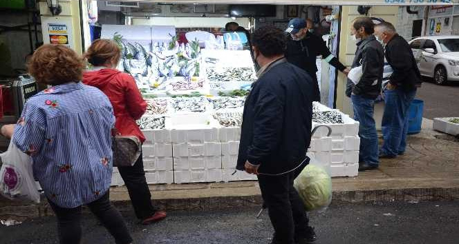 Ordu’da vatandaşlara balıkçı tezgahlarına akın etti