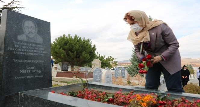 Akşener, Neşet ve Babası Muharrem Ertaş’ın mezarlarını ziyaret etti