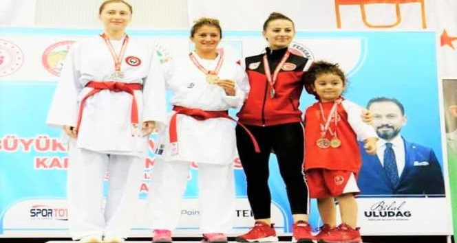 Milli Karate Antrenörü Arzu Koç Türkiye Büyükler ve Veteranlar Karate şampiyonasını birincilikle bitirdi