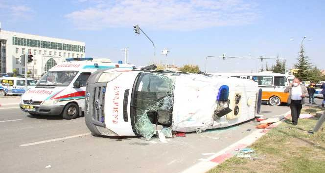 Karaman’da ambulans ile minibüs çarpıştı, seyyar satıcının aracı refüje fırladı: 10 yaralı