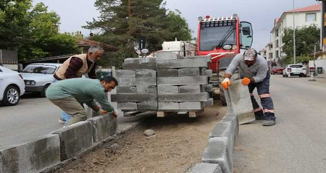 Erzincan’da yol yapım ve onarım çalışmaları devam ediyor
