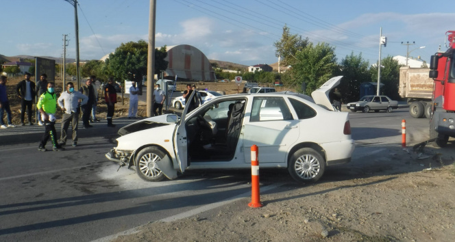 Elazığda 4 kişinin yaralandığı trafik kazası kameralara yansıdı