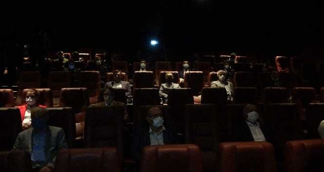 Vali Kocabıyık ’Akif’i izledi