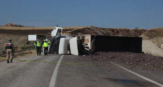 Kilis’te tır ile otomobil çarpıştı: 4 ölü, 2 yaralı