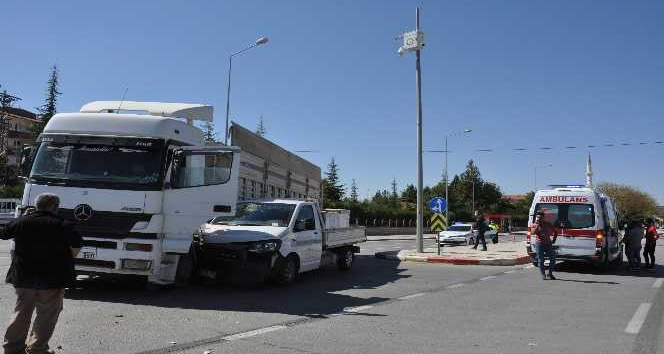 Karaman’da kamyonet ile tır çarpıştı: 3 yaralı
