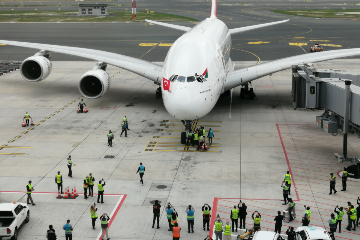 Dünyanın en büyük yolcu uçağıyla İstanbul Havalimanı&#039;na ilk tarifeli uçuş