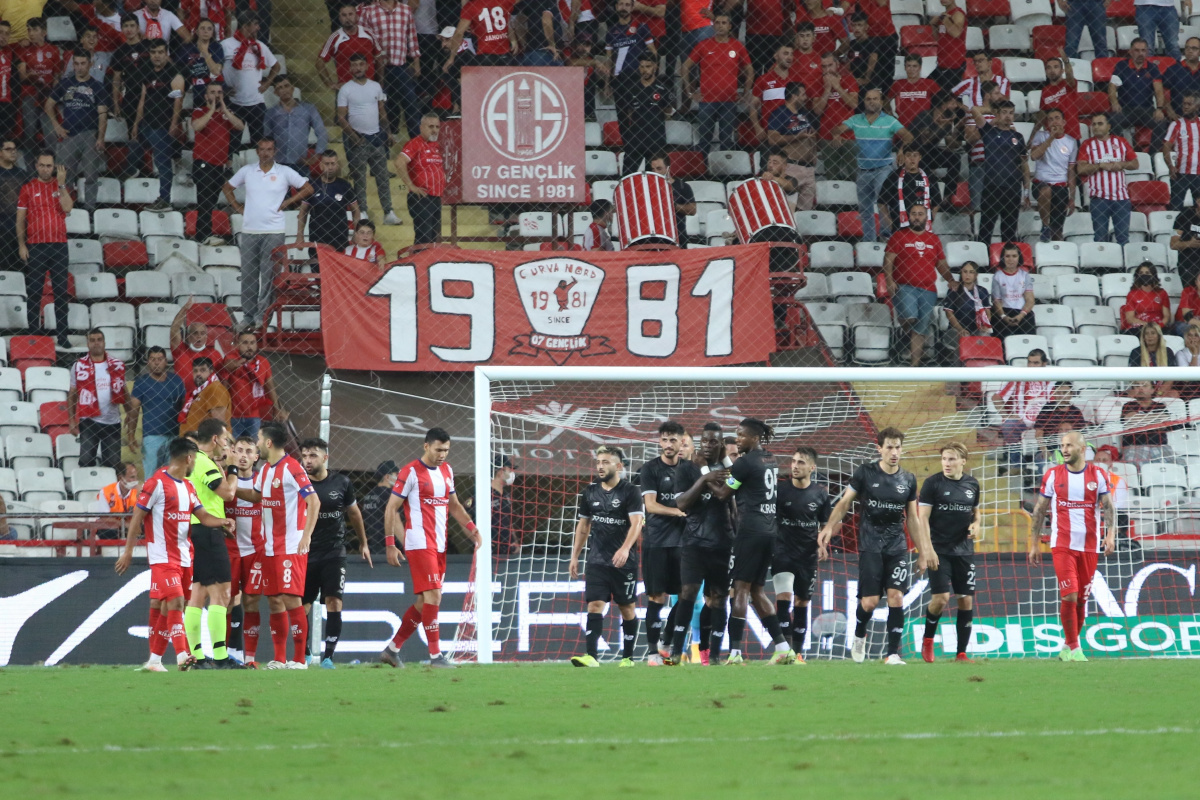 Adana Demirspor deplasmanda Antalyaspor&#039;u devirdi!