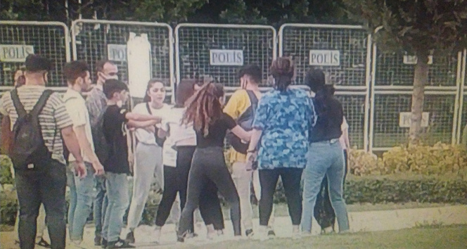 Liseli kız öğrenciler ekol çıkışı parkta sumsuk yumruğa gürültü etti