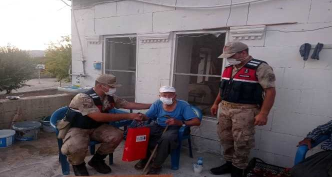 Kilis’te jandarmadan yaşlılara duygusal ziyaret