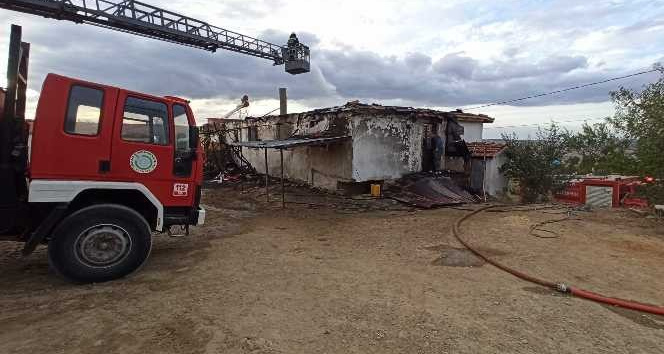 Malkara’da 2 ev yandı: 1 kişi hastanelik oldu