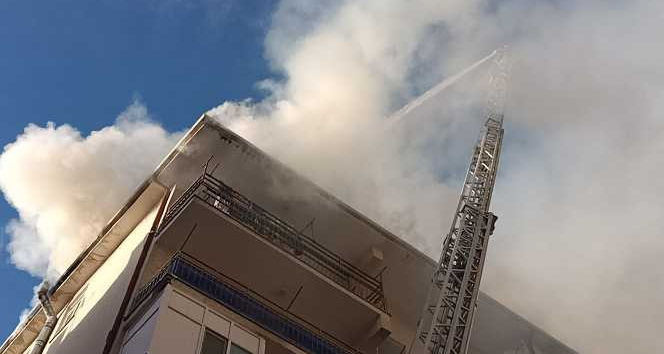 Kırşehir’de araç ve çatı yangınını itfaiye söndürdü