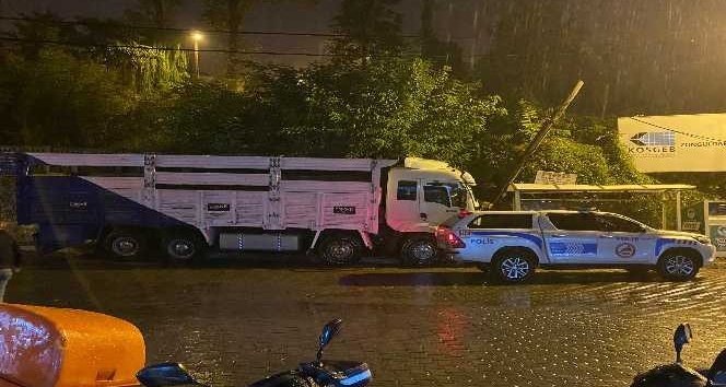 Kamyonet yolcu durağına çarptı, faciadan dönüldü