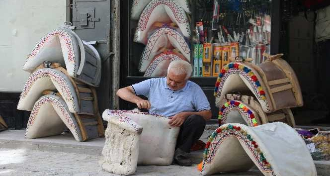 Yok olmaya yüz tutan mesleği baba vasiyeti diye sürdürüyor