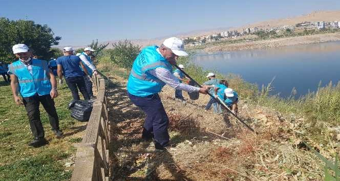 DEDAŞ personelleri Dicle Nehri çevresini temizledi