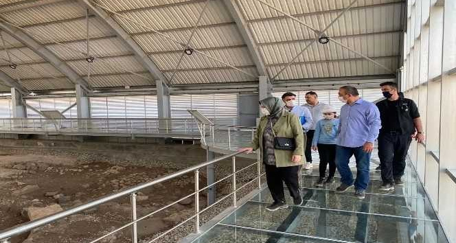 Vali Soytürk Oylum Höyük kazı alanında inceleme yaptı