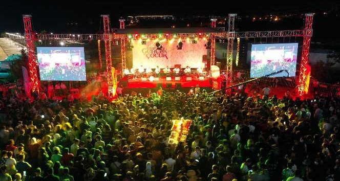 Gençlik ve çocuk festivalinde renkli görüntüler