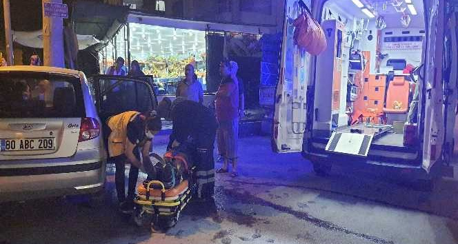 Kazada savrulan otomobil aydınlatma direğine çarptı: 3 yaralı