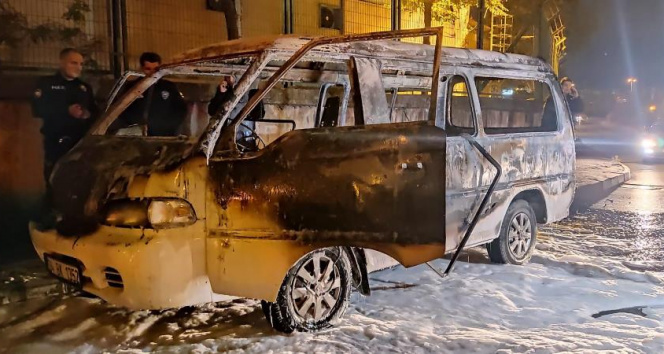 Küçükçekmecede ganimet bulunduğu öğrenilen panelvan minibüs yanarak kül oldu