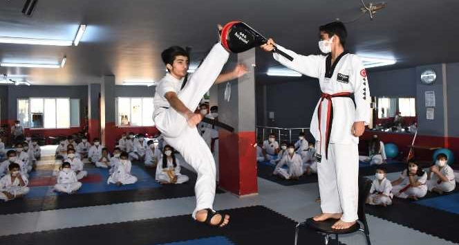 Nusaybin’de 120 taekwondocu yeni kuşaklarına kavuştu