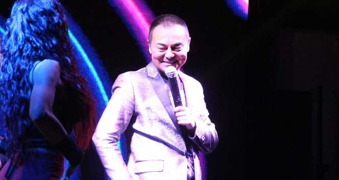 Bodrum’da yazın son konserini Serdar Ortaç verdi