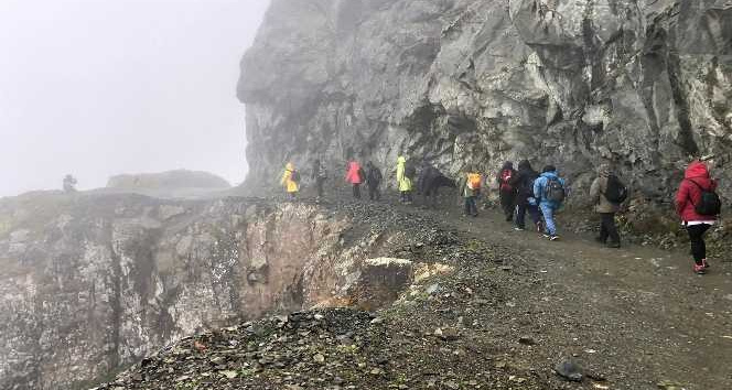 Gümüşhaneli dağcılar dünyanın en tehlikeli yolunda yürüdü