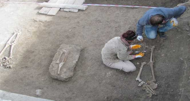 Antik kentte Bizans dönemine ait 3 insan iskeleti bulundu