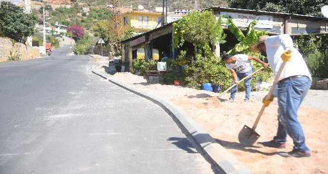 Alanya’da Çevre Yolundan Kurşunlu mevkii’ne kesintisiz kaldırım çalışması