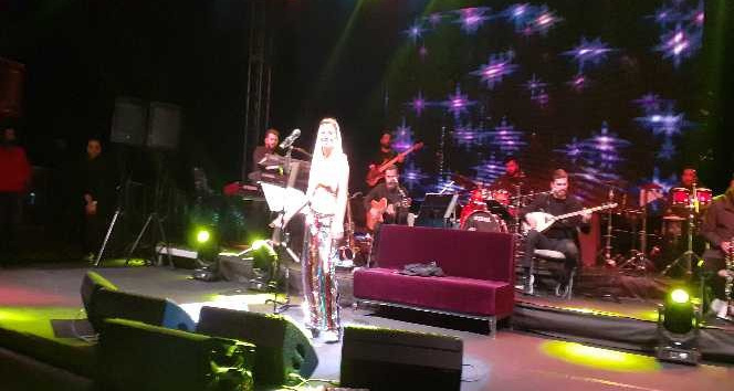 Yıldız Tilbe Ankaralı sevenleriyle buluştu