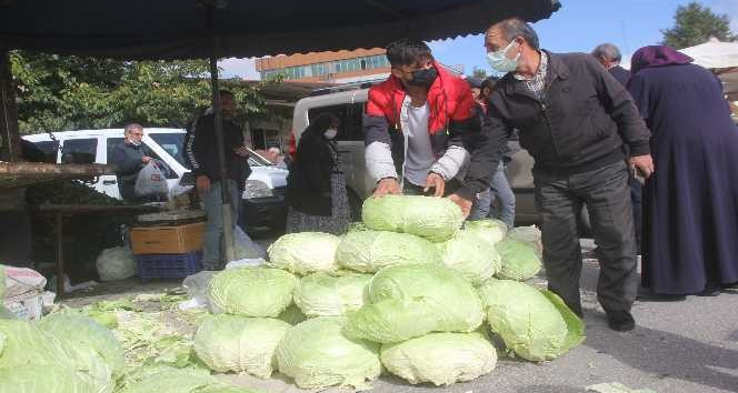 Erzincan’da kışın habercisi lahana tezgahlarda yerini aldı