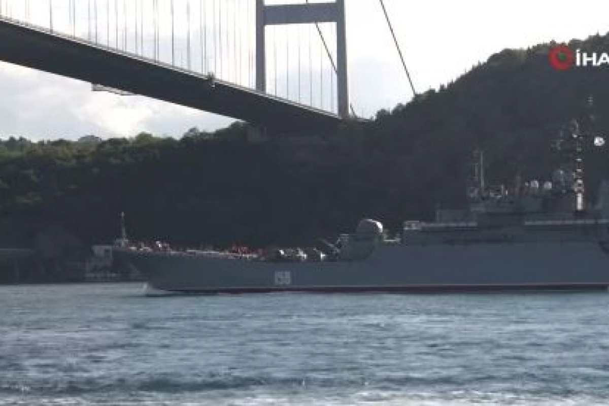 Rus savaş gemisi İstanbul Boğazı&#039;ndan geçti!
