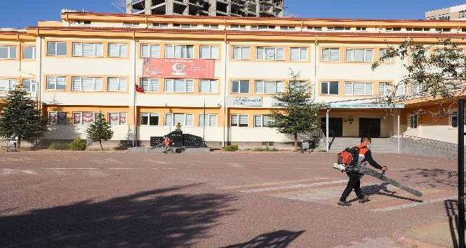 Talas Belediyesi okullara dokunmaya devam ediyor