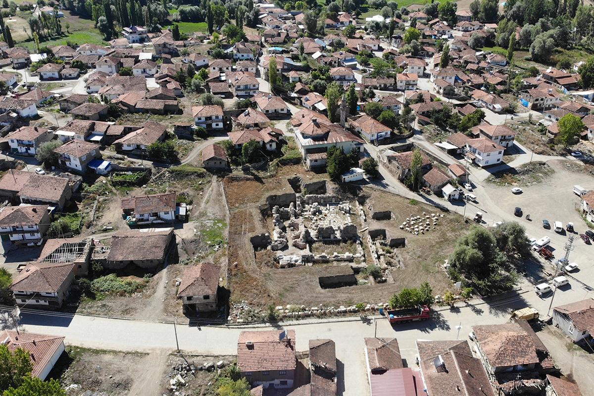 Antik kentte Bizans dönemine ait 3 insan iskeleti bulundu