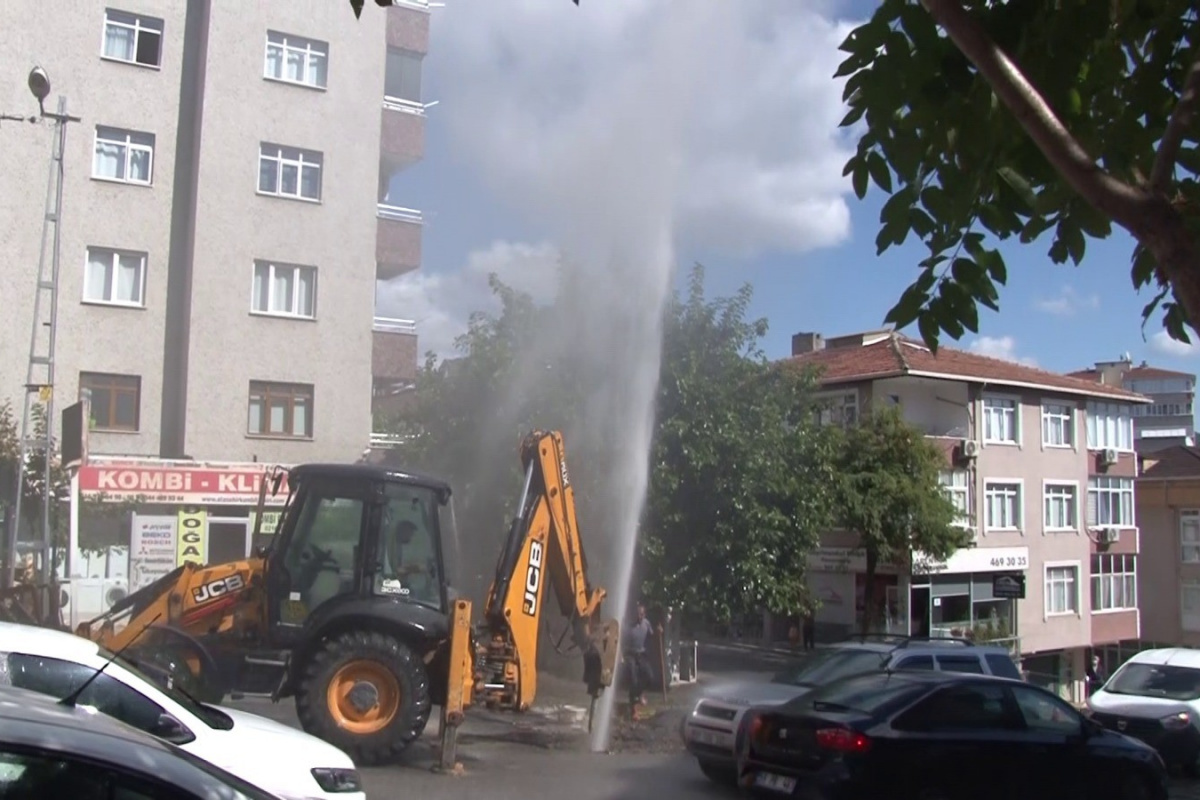 Ataşehir&#039;de İSKİ çalışması sırasında boru patladı, su metrelerce yükseğe fışkırdı