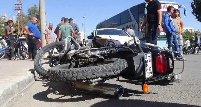 Kilis’te otomobil motosikletle çarpıştı: 2 ağır yaralı