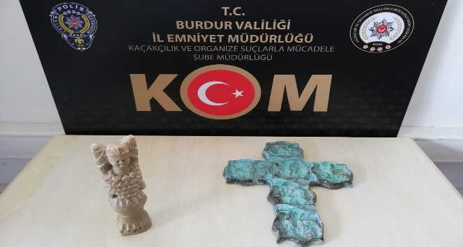 Yol kontrolünde durdurulan araçtan tarihi eserler çıktı