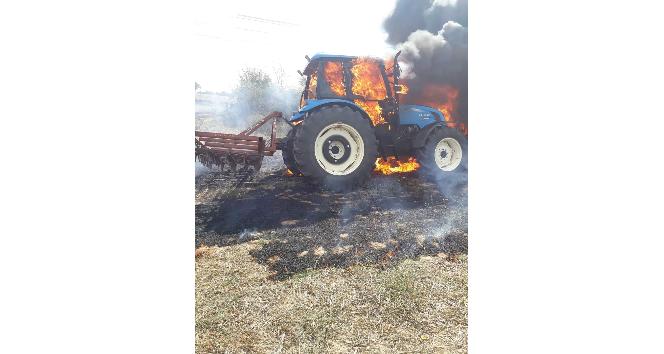 Alev alev yanan traktör küle döndü