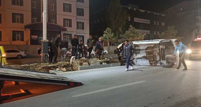 Tatvan’da trafik kazası 2 yaralı