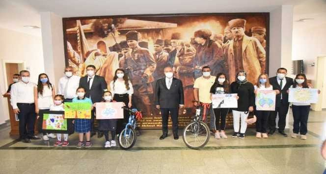 Resim yarışmasında dereceye giren öğrencilere ödülleri verildi