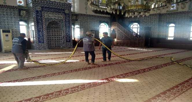 Belediye ekipleri camileri temizlendi