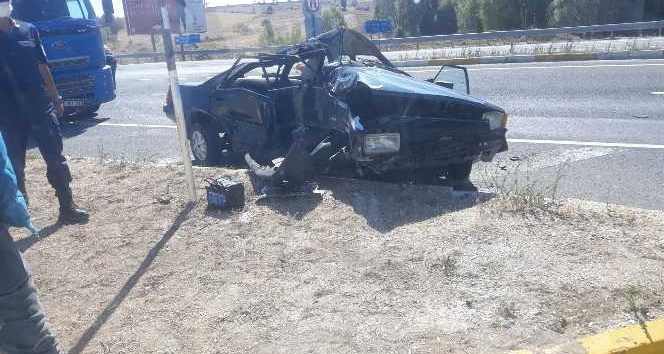 Kamyonun çarptığı otomobil sürücüsü hayatını kaybetti
