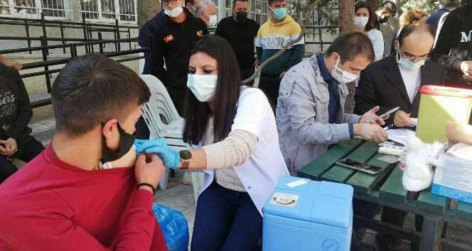 Okul bahçesinde aşı seferlerliği