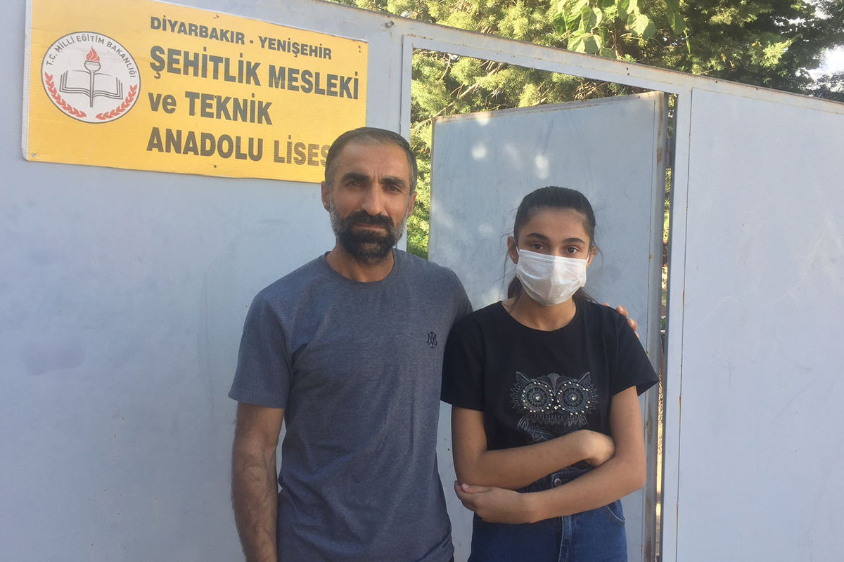 Diyarbakır’da lise öğrencisi üniforma alamadığı için okula giremedi