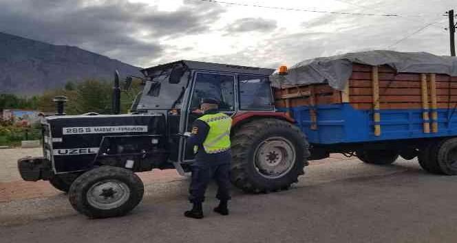 Erzincan’da jandarma traktör denetiminde