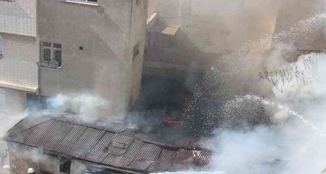 Kilis’te ev yangını çevredeki binaları tehdit ediyor