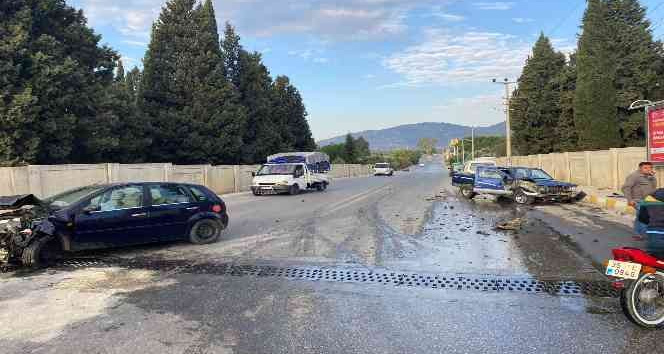 Bayındır’da feci kaza: 3 yaralı